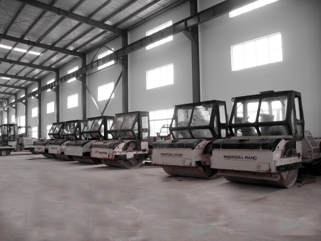 简讯:机械公司自3月份开始,在德沃基地的维修车间,实施筑路设备维修保养工作